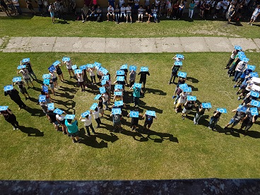 Egy EPAS iskola diákjai I love EU feliratot formáznak
